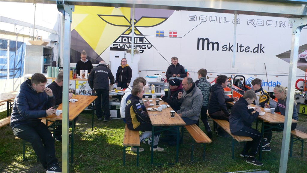 Morgenmad lørdag –altid god mad i Aquila teltet.
